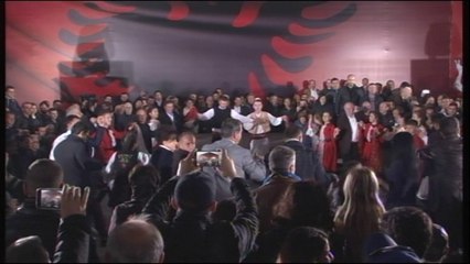 Ora News - Këngë dhe valle në çadrën e opozitës