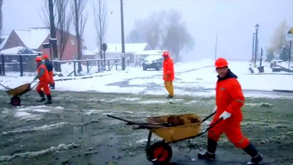 Bataille de boules de neige entre des policiers et des ouvriers