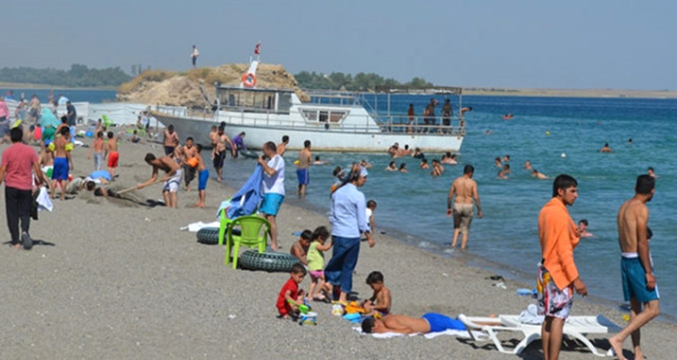 Sıcaklık Artınca Van Gölü Sahilleri Doldu Taştı