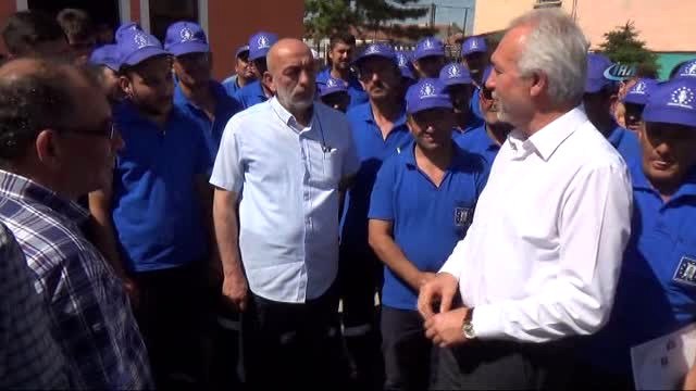 Yolda Bulduğu Parayı Sahibine Teslim Eden Temizlik İşçisi Ödüllendirildi