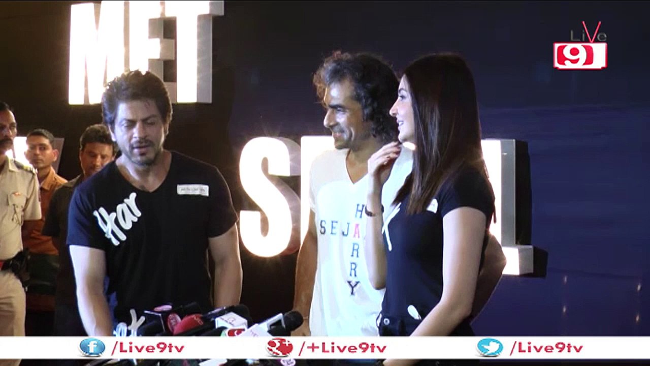 Shahrukh Khan and Anushka Sharma Gifted a T Shirt to Director Imtiyaz Ali.