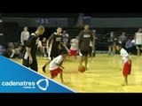 Niños triquis echan cascarita contra los jugadores de los Spurs de San Antonio
