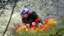 Rafa Ortiz descend une chute d'eau sur un matelas gonflable