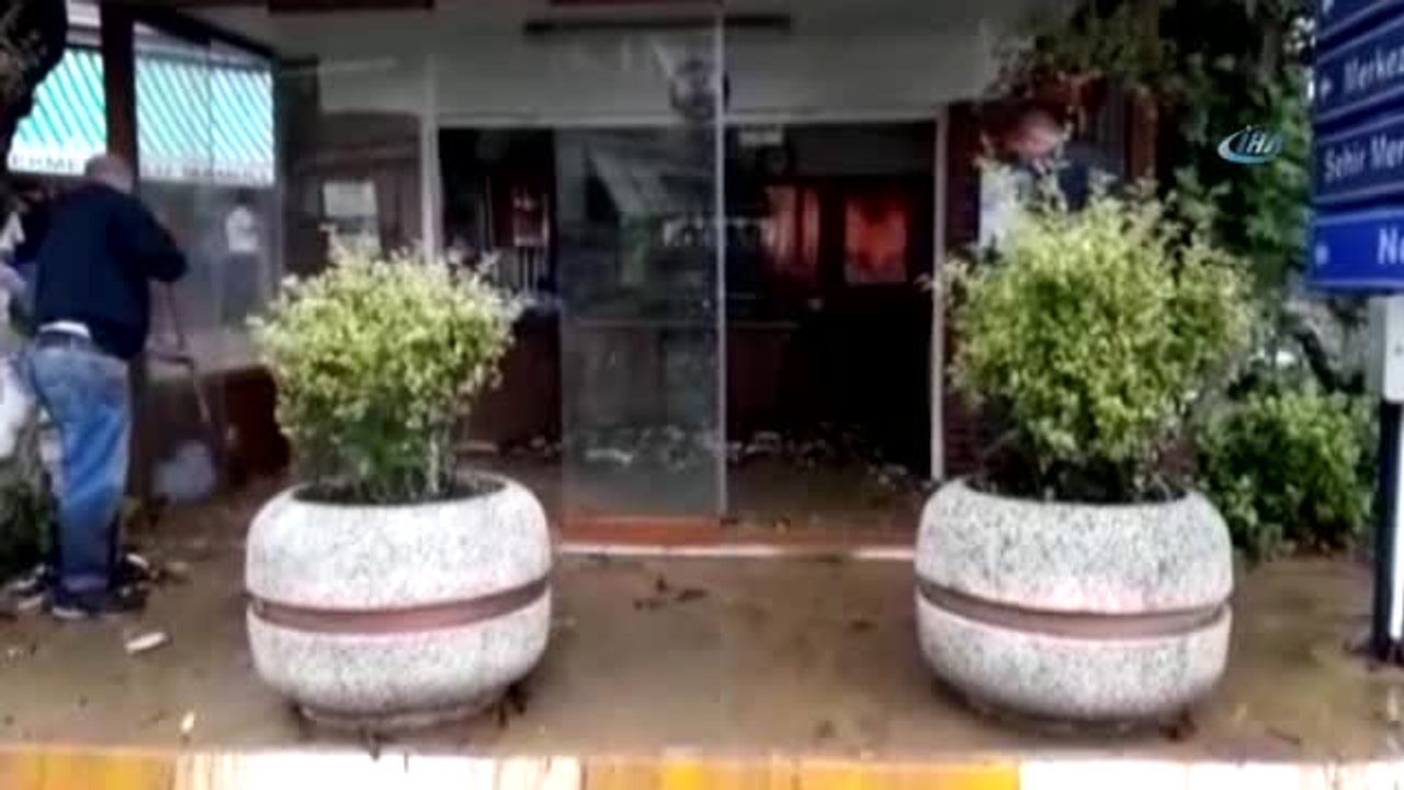 Çınarcık'ta Dere Taştı, İlçe Sular Altında Kaldı