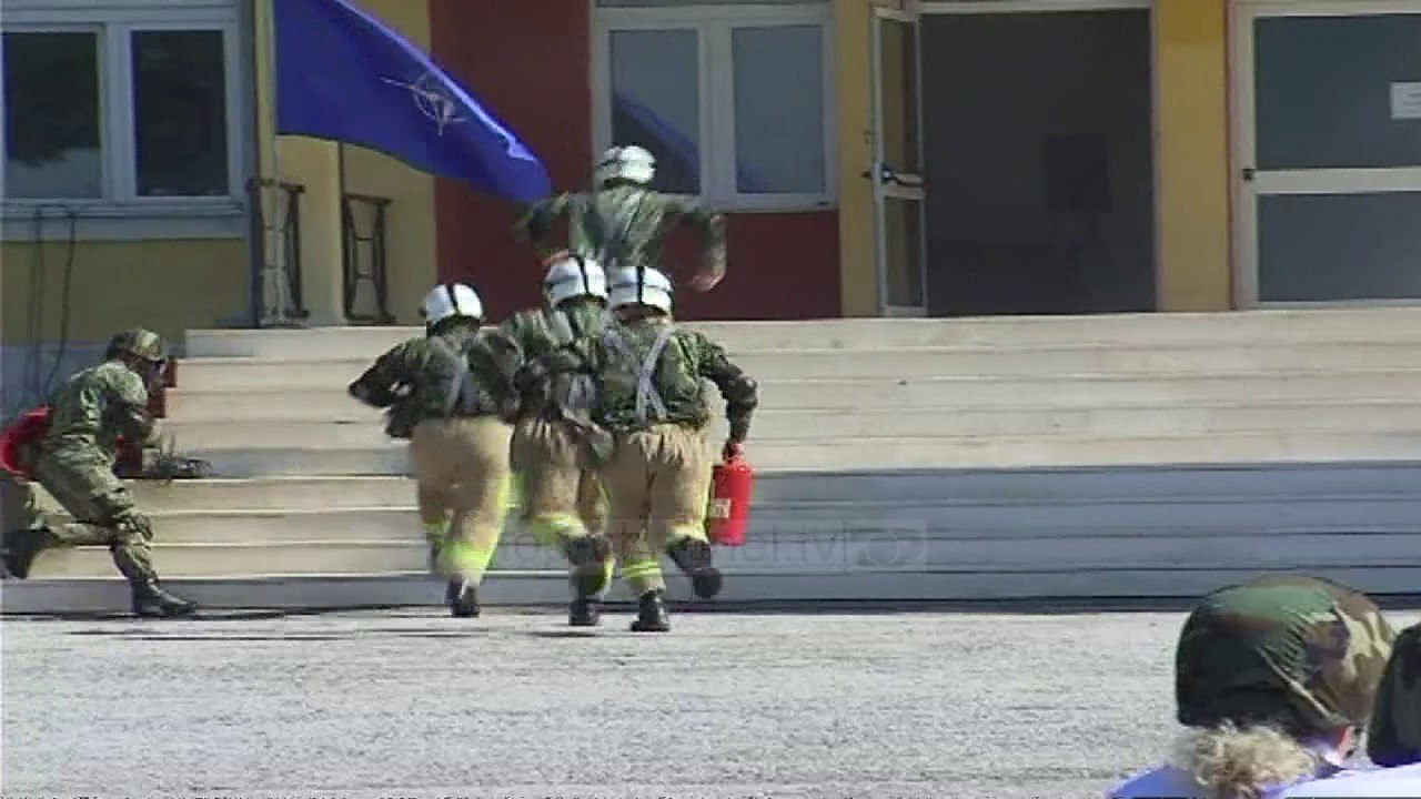 Ushtria, gati. Ditët e hapura në batalionin e Vaut të Dejës - Top Channel Albania - News - Lajme