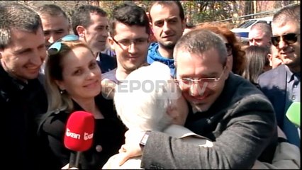 Report TV - Tahiri në intervistë, e moshuara e ndërpret dhe i kërkon përqafim