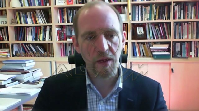 Државата во длабока криза, претседателот на прошетка