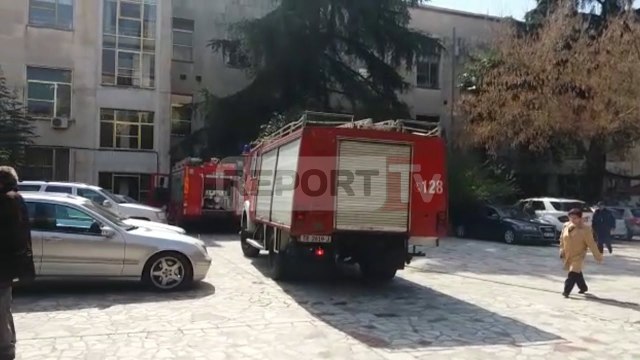 Report TV - Zjarr në Biblotekën Kombëtare flakët djegin katin nëndhe
