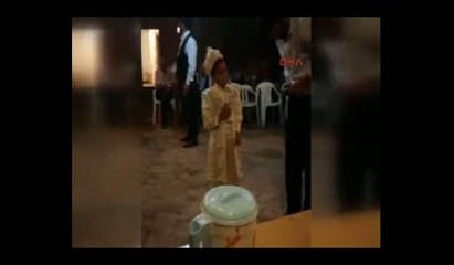 Sünnet çocuğunun eline silah verip ateş ettirdiler