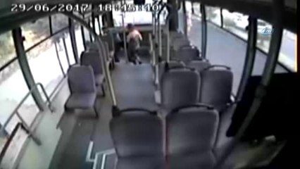 Şoföre Sinirlenen Kadın Yolcu Otobüsü Taş Yağmuruna Tuttu. O Anlar Kamerada