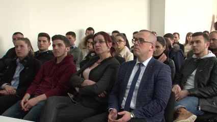 Deputeti Ilir Deda debaton me studentët gjakovarë për integrimin në BE - Lajme