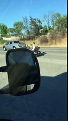 Ne jamais conduire une moto avec une main ! Sinon c'est la chute !