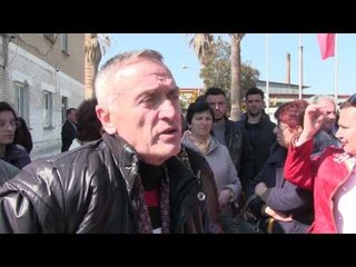 Report TV - Fier,punonjësit e rafinerisë sërish protestë:Jemi më keq se Zharrëza