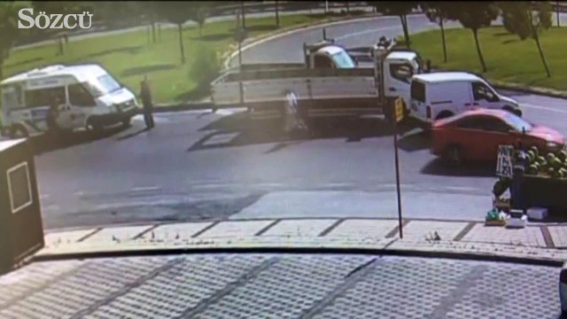 Kamyoncuların sopalı yol verme kavgası kamerada