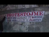 Report TV - 'Veliera' në Durrës, sherri mes protestuesve ndërpreu tubimin