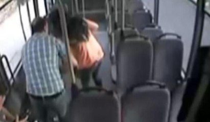 Şoföre kızınca otobüse taş yağdırdı