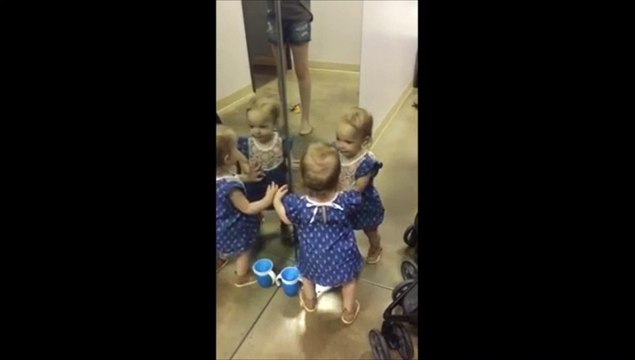 Ce bébé qui se voit dans un miroir pour la première est à mourir de rire