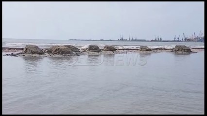 Betonizohet bregu në Durrës, blloqe të mëdha vendosen si prita në det