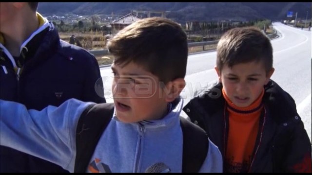Rrezikojnë jetën - Banorët e Papërrit në Elbasan: Të ndërtohet rrugë dytësore për nxënësit