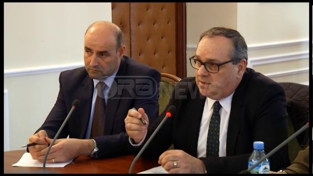 Ora News – Punimet për hekurudhën Tiranë-Rinas-Durrës nisin në shtator