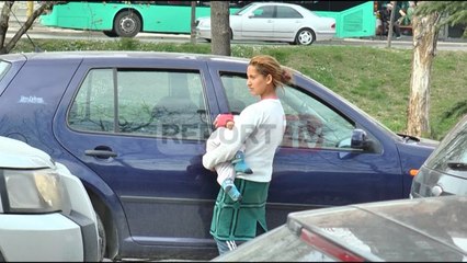 Report TV - Lyp për të blerë ilaçet e djalit, ja historia e 18-vjeçares me 3 fëmijë