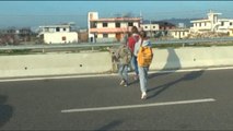 Report TV - Rruga e Porto Romanos rrezikon jetën e banorëve, nuk ka asnjë mbikalim