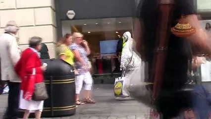 Quest'uomo sembra davvero che fluttui nell'aria! Riuscite a capire come fa?