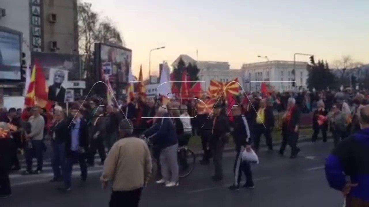 Protestuesit drejt Kuvendit