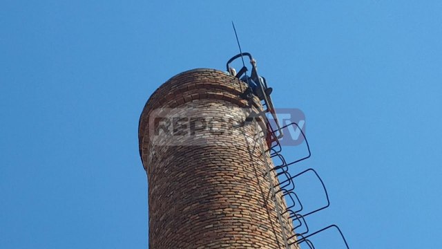 Report TV - Tiranë, një person kërcënon se do hidhet nga oxhaku