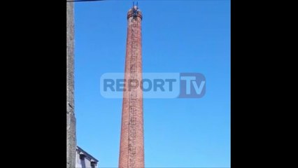 Report TV - 'Mendo për vajzën!'Gruaja bind ish-burrin të zbresë nga oxhaku