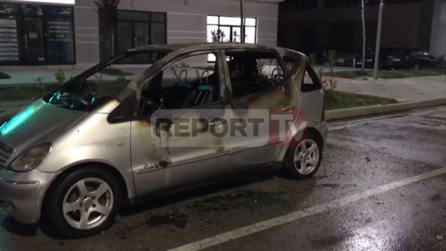 Report TV - Vlorë, digjet një makinë në rrugën Transballkanike , s'ka të lënduar