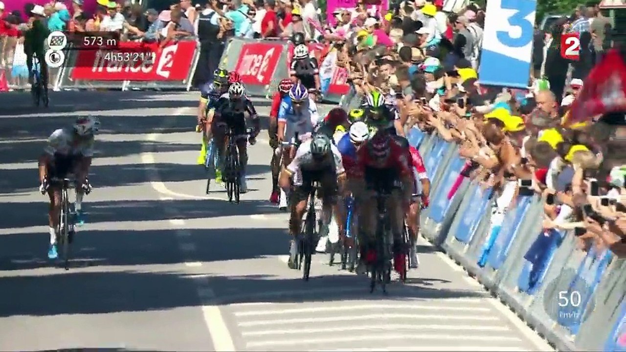 Tour de France 2017 : deux chutes dans le sprint final avant la victoire d'Arnaud Démare