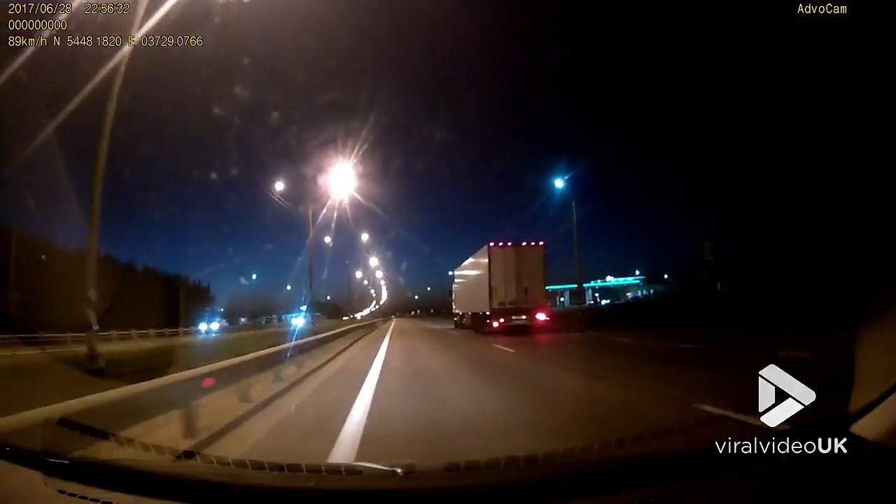 Un élan débarque sur l'autoroute de nulle part de nuit !! DANGER !