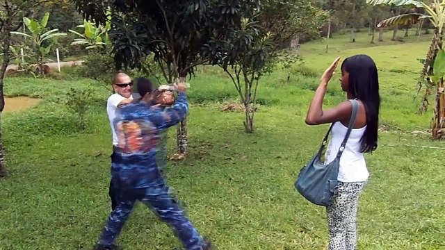 Comment désarmer un attaquant.. avec les pieds !!! KUNG FU