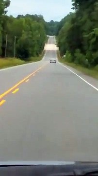 Un conducteur en drogue tombe dans un fossé et fait un front flip complet