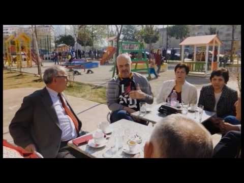 Ora News - Rama një kafe me gjyshërit, u flet për vettingun e rritjen ekonomike