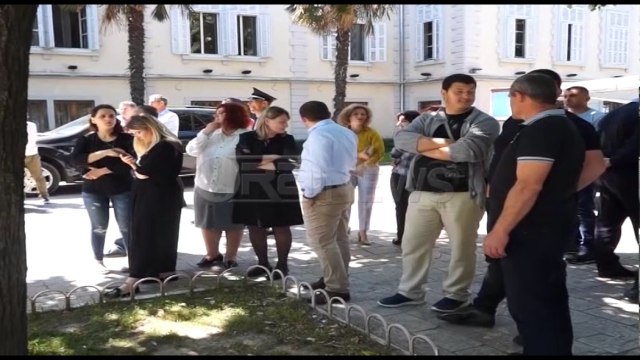 Incidenti - Shkodra ngre çadër. Rama shkon pasdite. Përplasen bashki-polici