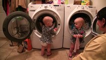 Bebé haciendo ayudantes lavandería poco Mes antiguo gemelos 2 15