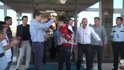 Dünya Şampiyonu Nur'a Coşkulu Karşılama