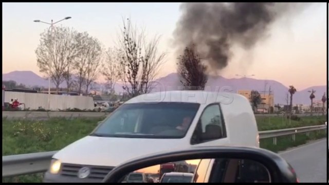 Ora News – Automjeti përfshihet nga flakët në mes të autostradës Tiranë-Durrës