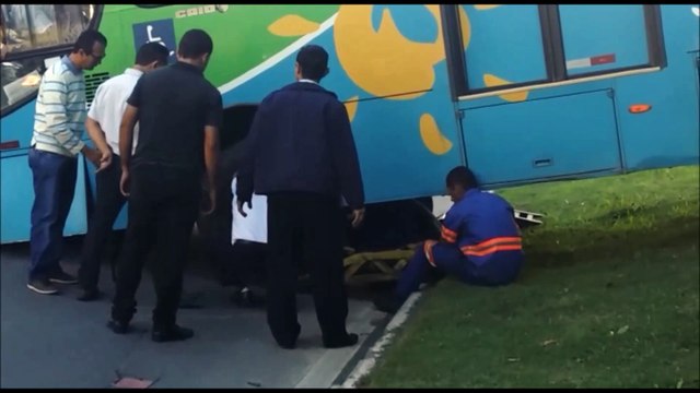 Ônibus rompe cerca de proteção do terminal de Laranjeiras, na Serra