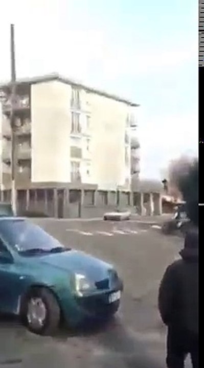 Moto-cross dans cité