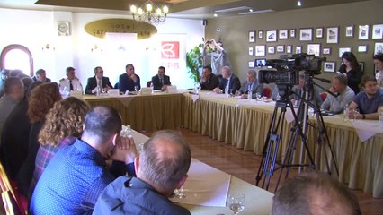 Скачать видео: Ministri i Financave Avdullah Hoti takohet me komunitetin e biznesit në Gjakovë - Lajme