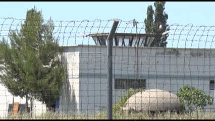 Ora News – I riu vetëvritet në paraburgimin e Shënkollit, helmohet me gaz