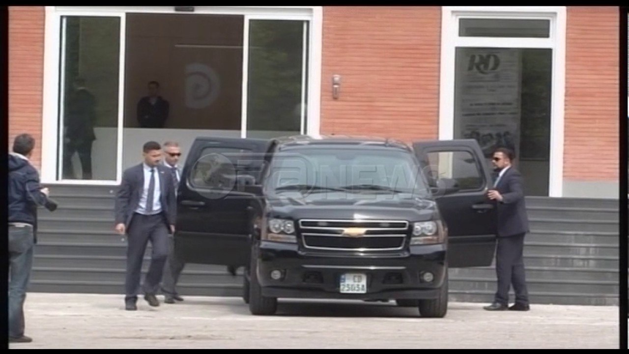 Ambasadori Donald Lu dhe Arvizu takohen me Bashën në selinë PD