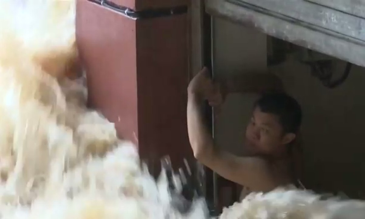 Penyelamatan Dramatis Seorang Pria di Tengah Banjir