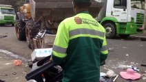 Equipe de limpeza da Prefeitura de São Paulo descarta objetos pessoais de moradores da Cracolândia