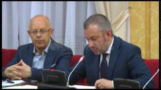 Ora News - Autoriteti i Konkurrencës ripërsërit: Sistemi bankar i monopolizuar