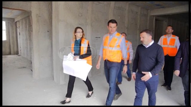 Ora News – Veliaj inspekton punimet në shkollën e re në Kombinat, gati në shtator