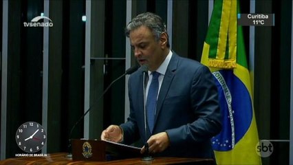 Aécio Neves discursa em seu retorno ao Senado